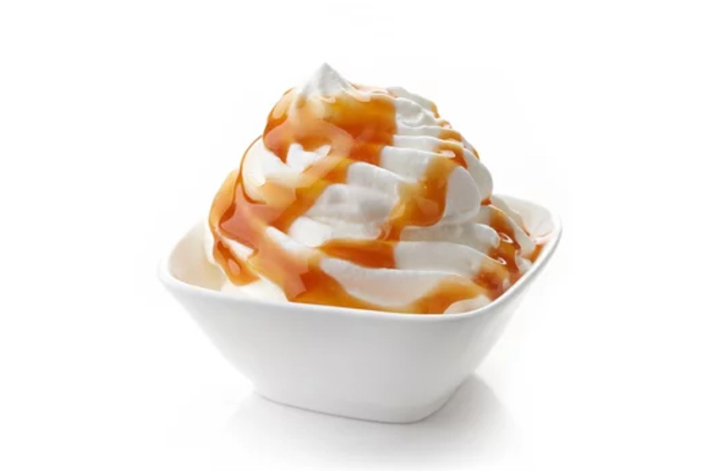 Verrines de glace maison au lait concentré prêtes à napper