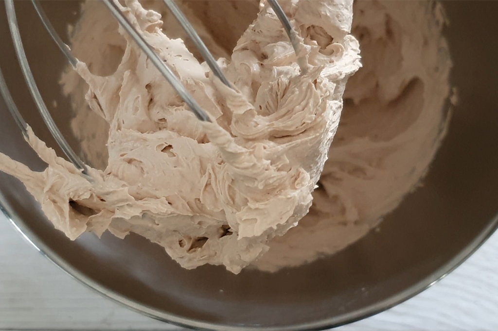 Ganache montée au Kinder Bueno pochée à la douille