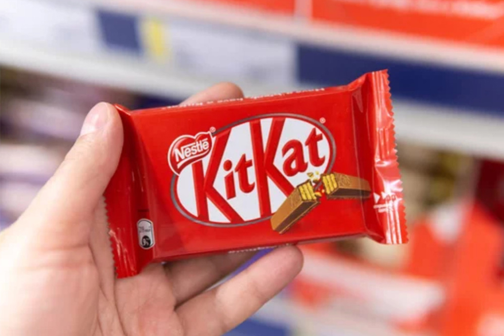 Barres de KitKat pour décorer le tour du cheesecake