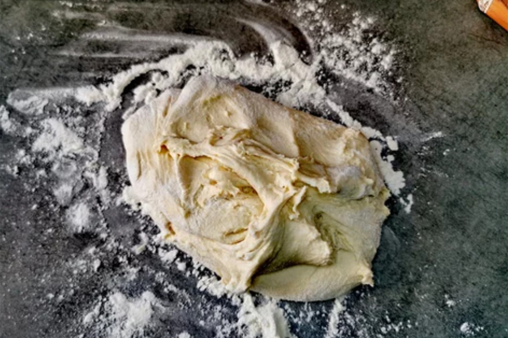 Pâte à batbout découpée en ronds avant la cuisson