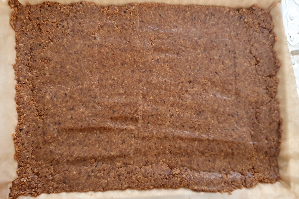 Cacahuètes grillées et mixées pour la pâte des gâteaux de l'Aïd