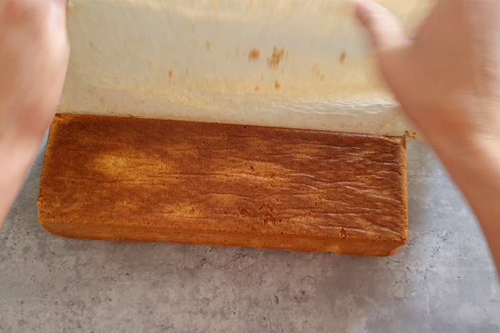 Démoulage du cake au lait concentré sucré
