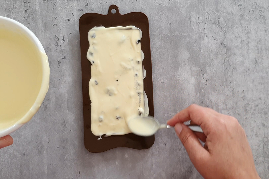 Tablettes de chocolat blanc Oreo démoulées