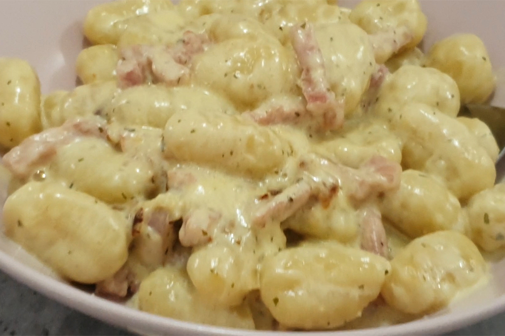 Gnocchi au Maggi dans une sauce crémeuse aux lardons de poulet