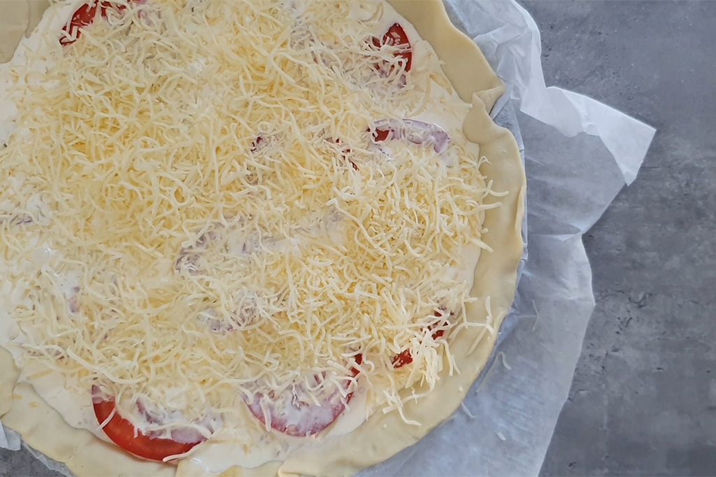 Tarte au thon, tomates et moutarde gratinée