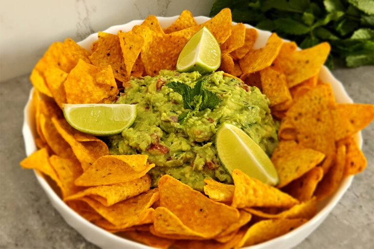 Aperitif nachos guacamole