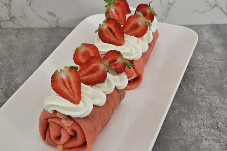 Gâteau de crêpes roses