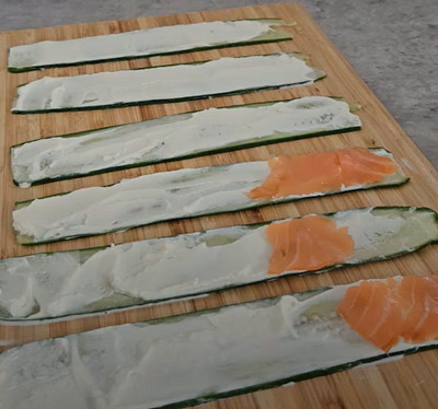 Roulés de concombre au fromage frais et saumon fumé pour l'apéritif