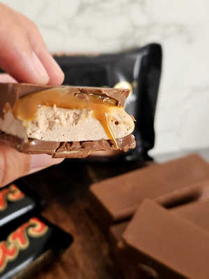 Coque de chocolat au lait et couche de caramel dans le moule