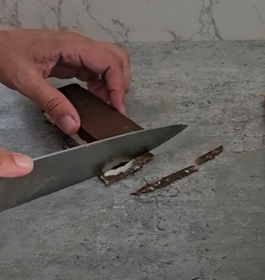Barre glacée Snickers coupée montrant le caramel et la crème au beurre de cacahuètes