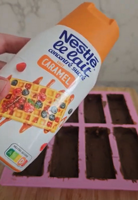 Barres glacées Snickers maison au chocolat au lait, caramel et cacahuètes