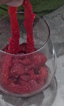 Bonbons à la pastèque maison servis dans un bocal