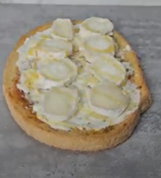 Bruschetta chèvre miel servie sur une planche en bois