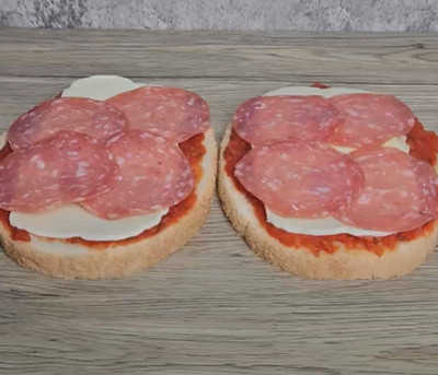 Pains à bruschettas garnis de coulis de tomates, mozzarella, salami et kebab avant cuisson