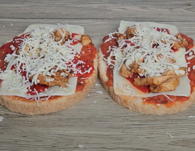 Bruschettas pizza gratinées sorties du four, servies sur une planche