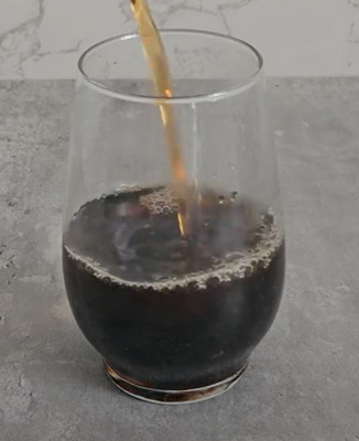 Montage du bubble tea : thé noir et lait d'amandes