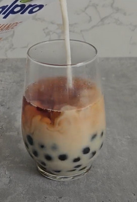 Deux verres de bubble tea boba fait maison