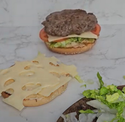 Burger Big Tasty maison coupé en deux