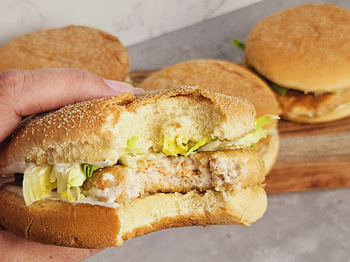 McChicken maison servi avec salade et sauce