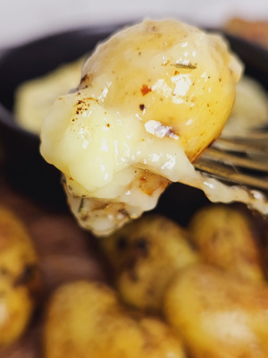 Pommes de terre grenaille trempées dans le camembert fondu