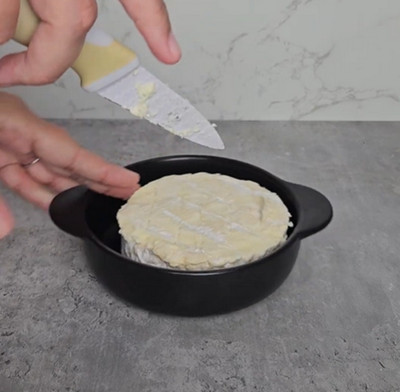 Camembert rôti au four à l'ail et au thym avec pommes de terre grenaille