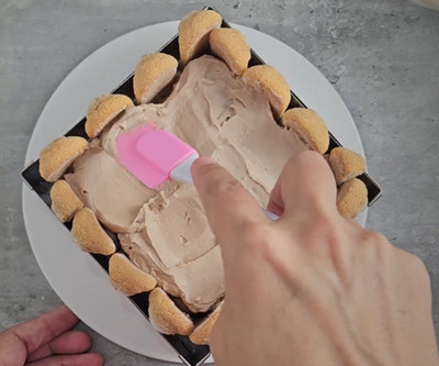 Montage de la charlotte au Nutella dans un cadre carré