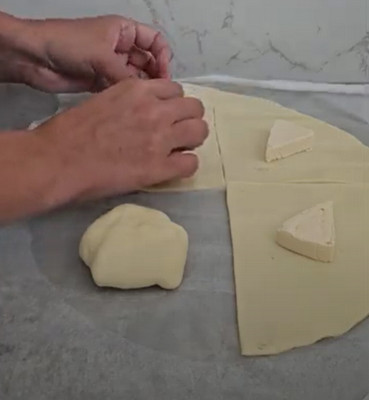 Cheese naans dorés badigeonnés de beurre à la coriandre