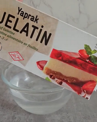 Nappage à la mangue sur le cheesecake