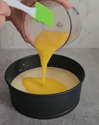 Part de cheesecake à la mangue décorée de menthe