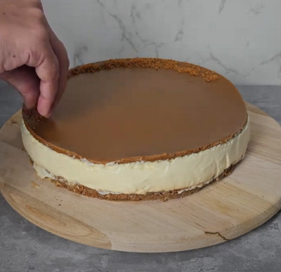 Part de cheesecake spéculoos chocolat blanc montrant la base et la crème