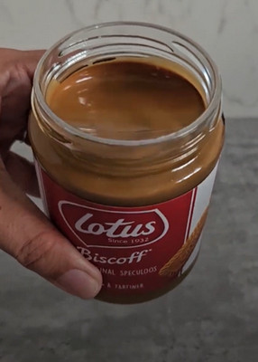 Cheesecake spéculoos au chocolat blanc décoré de miettes et de biscuits spéculoos