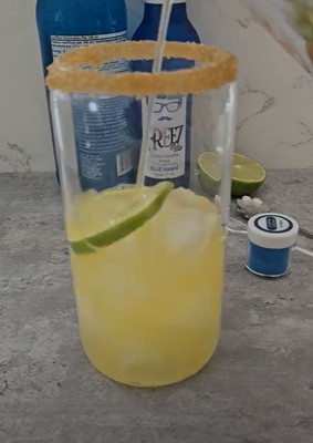 Verre givré au sirop de menthe et à la cassonade avec glaçons et citron vert