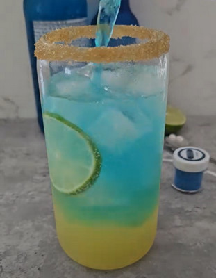 Cocktail Green Lagoon sans alcool avec paille et menthe