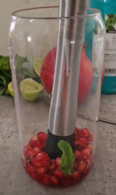 Grains de grenade et menthe dans le verre