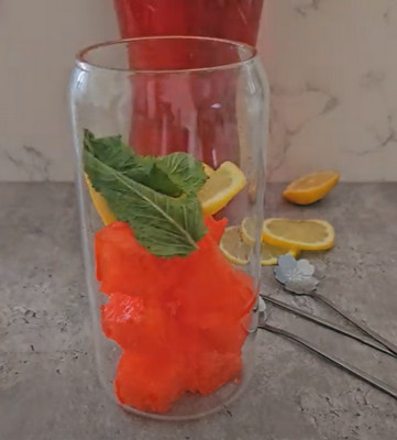 Glaçons au Mirinda dans le verre avec menthe et citron