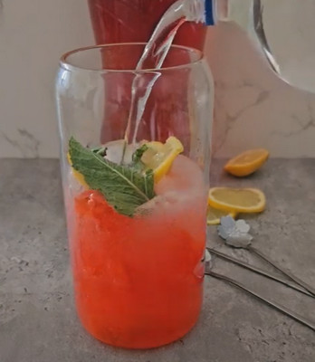 Verres de cocktail Mirinda décorés de bonbons