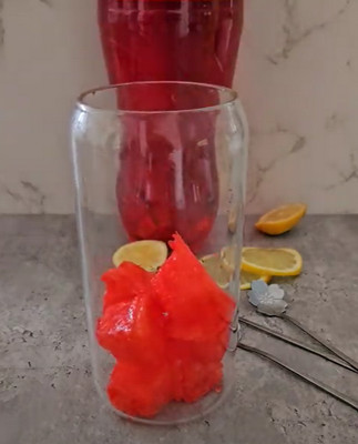 Cocktail Mirinda sans alcool avec glaçons colorés