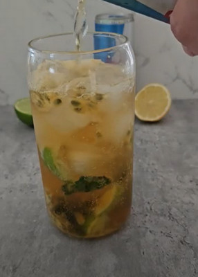 Citron vert, menthe et sucre écrasés au pilon au fond du verre