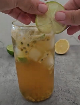 Verre de cocktail Red Bull passion décoré d'une rondelle de citron vert