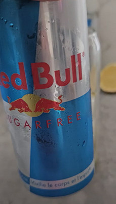 Cocktail Red Bull passion sans alcool avec citron vert, menthe et fruit de la passion