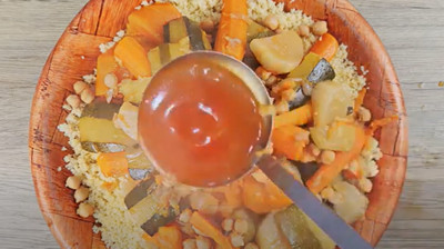 Plat de couscous marocain aux légumes arrosé de bouillon