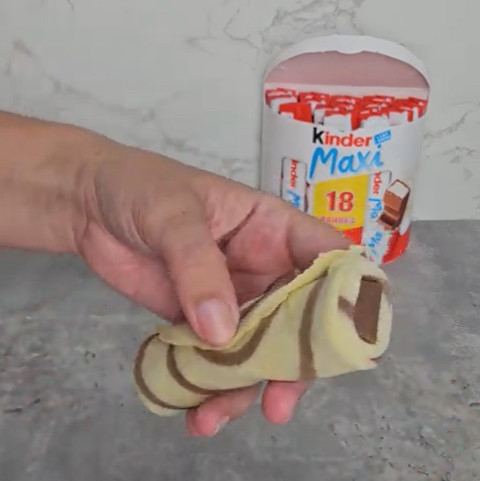 Tourbillon de pâte au cacao dessiné dans la poêle à crêpes