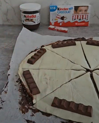 Pâte feuilletée tartinée de Nutella coupée en parts