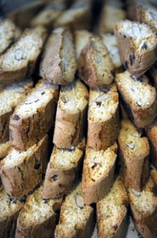 Boudins de pâte aux amandes coupés en tranches