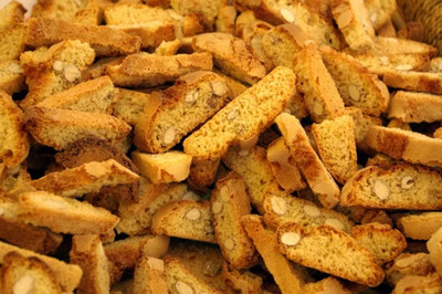 Croquants aux amandes servis avec le thé