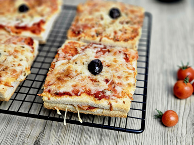 Tranches de pain de mie garnies de coulis de tomates, poulet et fromage