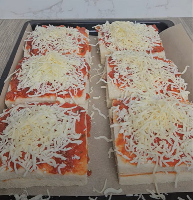 Croque-pizza coupé, fromage fondant