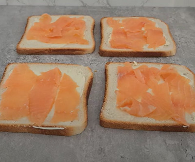 Pain de mie garni de saumon fumé et fromage