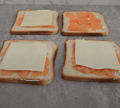 Croque-saumon doré coupé en deux