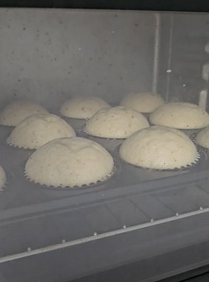 Cupcakes creusés et garnis de coulis de fraises